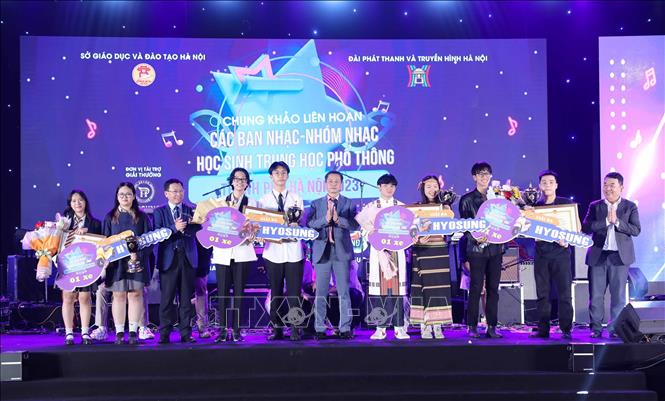 Ban tổ chức trao giải Ba cho ban nhạc, nhóm nhạc đạt giải. Ảnh: Thanh Tùng - TTXVN 