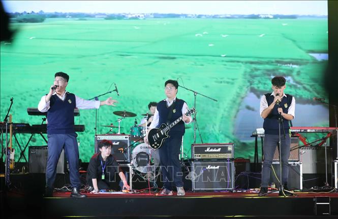 Tiết mục dự thi chung khảo của ban nhạc 05UG (trường THPT Việt Đức) dành giải Nhất liên hoan. Ảnh: Thanh Tùng - TTXVN