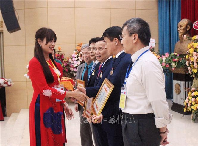 Bà Nguyễn Thị Thu Giang, Trưởng ban Châu Âu, Liên hiệp các tổ chức hữu nghị Việt Nam trao tặng bằng khen của Liên hiệp các tổ chức Hữu nghị Việt Nam cho các cá nhân. Ảnh: Như Quỳnh - TTXVN phát