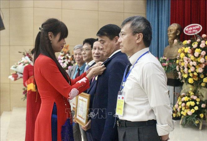 Bà Nguyễn Thị Thu Giang - Trưởng ban Châu Âu, Liên hiệp các tổ chức hữu nghị Việt Nam trao tặng kỷ niệm chương cho các cá nhân. Ảnh: Như Quỳnh - TTXVN phát