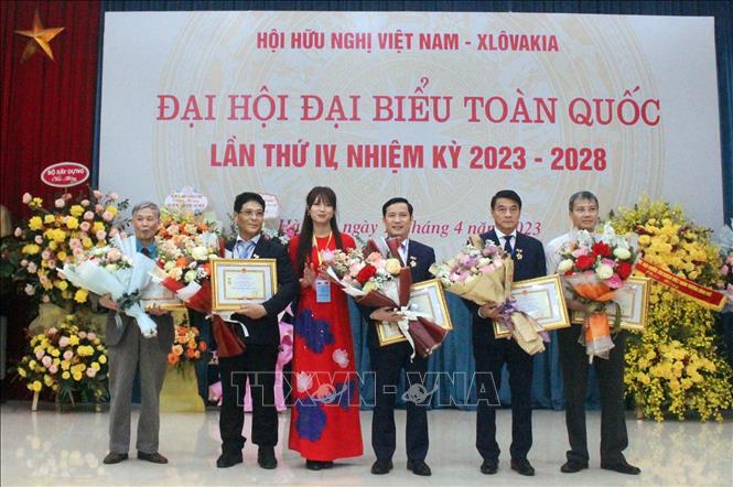Bà Nguyễn Thị Thu Giang, Trưởng ban Châu Âu, Liên hiệp các tổ chức hữu nghị Việt Nam trao tặng kỷ niệm chương cho các cá nhân. Ảnh: Như Quỳnh - TTXVN phát