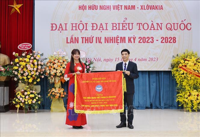 Bà Nguyễn Thị Thu Giang, Trưởng ban Châu Âu, Liên hiệp các tổ chức hữu nghị Việt Nam trao tặng bức trướng cho hội hữu nghị Việt Nam - Slovakia. Ảnh: Lê Thùy Dương - TTXVN phát