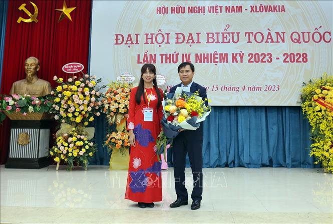 Bà Nguyễn Thị Thu Giang,Trưởng ban Châu Âu, Liên hiệp các tổ chức hữu nghị Việt Nam tặng hoa chức mừng tân Chủ tịch Hội, nhiệm kỳ 2023 - 2028. Ảnh: Lê Thùy Dương - TTXVN phát