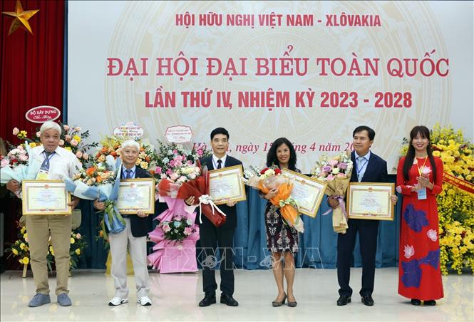 Trao tặng bằng khen của Liên hiệp các tổ chức Hữu nghị Việt Nam cho các cá nhân. Ảnh: Lê Thùy Dương - TTXVN phát