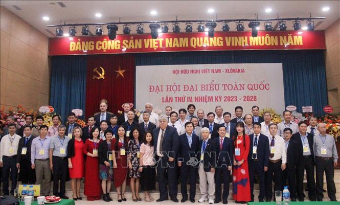 Ban Chấp hành Hội hữu nghị Việt Nam - Slovakia, nhiệm kỳ 2023 - 2028 ra mắt đại hội. Ảnh: Như Quỳnh - TTXVN phát