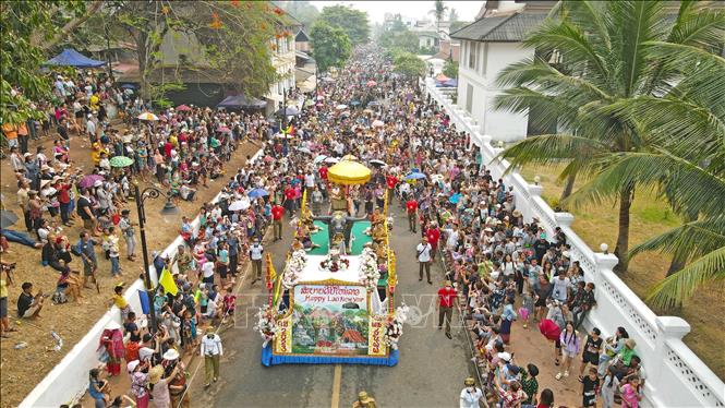 Toàn cảnh lễ rước nhìn từ trên cao. Ảnh: Bá Thành - Phóng viên TTXVN tại Lào