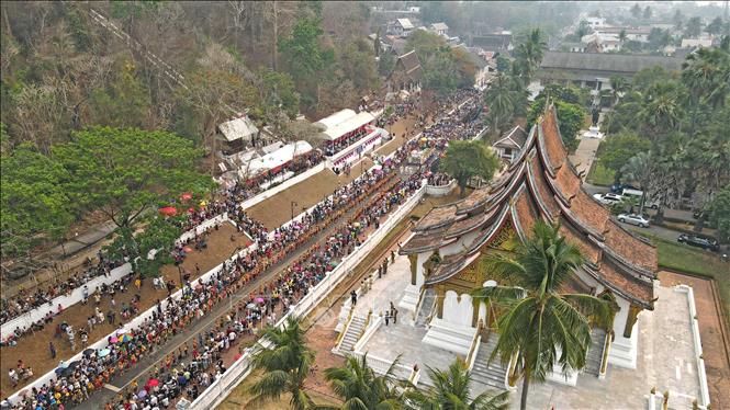 Toàn cảnh lễ rước nhìn từ trên cao. Ảnh: Bá Thành - Phóng viên TTXVN tại Lào