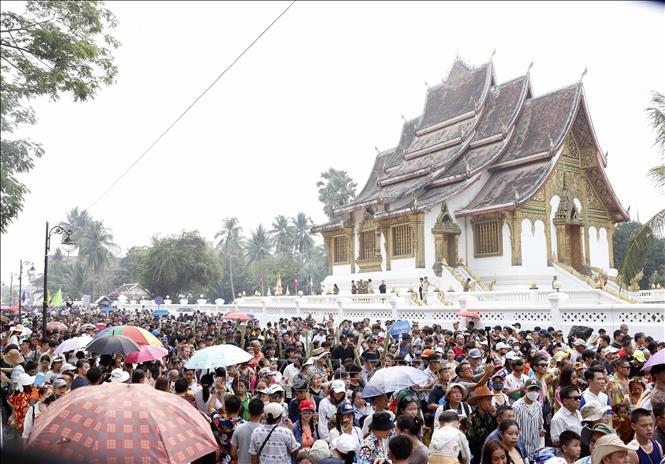 Hàng chục vạn người dân và du khách bất chấp cái nóng đỉnh điểm giữa mùa khô của Lào đến tham dự và chứng kiến lễ rước Nang Sangkhane. Ảnh: Phạm Kiên - Phóng viên TTXVN tại Lào