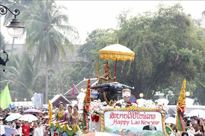 Nang Sangkhane Luang Prabang 2023 cùng đoàn rước đang đi giữa những con phố cổ nổi tiếng của Di sản Thế giới Luang Prabang. Ảnh: Phạm Kiên - Phóng viên TTXVN tại Lào.