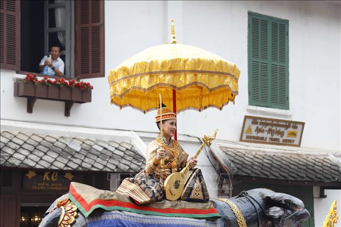 Nang Sangkhane 2023 cùng đoàn rước đi giữa những con phố cổ nổi tiếng của Di sản Thế giới Luang Prabang. Ảnh: Phạm Kiên - Phóng viên TTXVN tại Lào