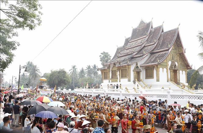 Dẫn đầu đoàn rước Nang Sangkhane Luang Prabang 2023 là hàng trăm cô gái trẻ, xinh xắn. Ảnh: Phạm Kiên - Phóng viên TTXVN tại Lào