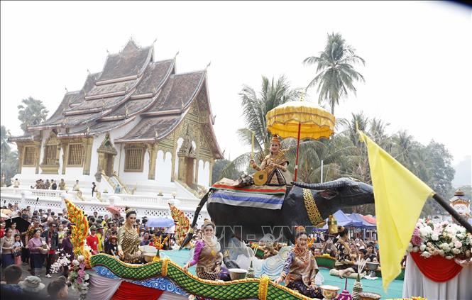 Nang Sangkhane Luang Prabang 2023 cùng đoàn rước đi giữa những con phố cổ nổi tiếng của Di sản Thế giới Luang Prabang. Ảnh: Phạm Kiên - Phóng viên TTXVN tại Lào