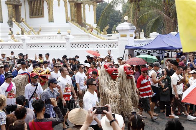 Pu Nhơ và Nha Nhơ, theo truyền thuyết là người đàn ông và đàn bà đầu tiên sinh ra dân tộc Lào, thành phần không thể thiếu trong đoàn rước Nang Sangkhane. Ảnh: Phạm Kiên - Phóng viên TTXVN tại Lào