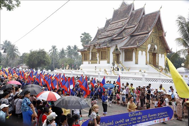 Đoàn rước Nang Sangkhane 2023 tại Luang Prabang bắt đầu diễu hành qua các phố cổ nổi tiếng tại Di sản thế giới Luang Prabang. Ảnh: Phạm Kiên - Phóng viên TTXVN tại Lào