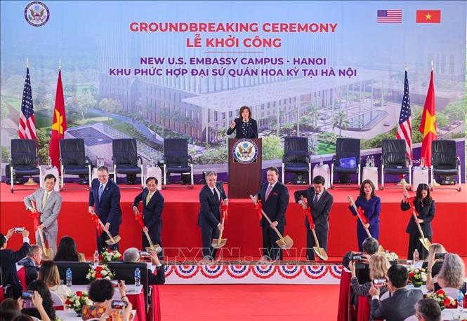 Vietnamese FM Bui Thanh Son, US Secretary of State Antony Blinken and other delegates break ground on the construction of the new US Embassy. VNA Photo: Lê Minh Sơn 