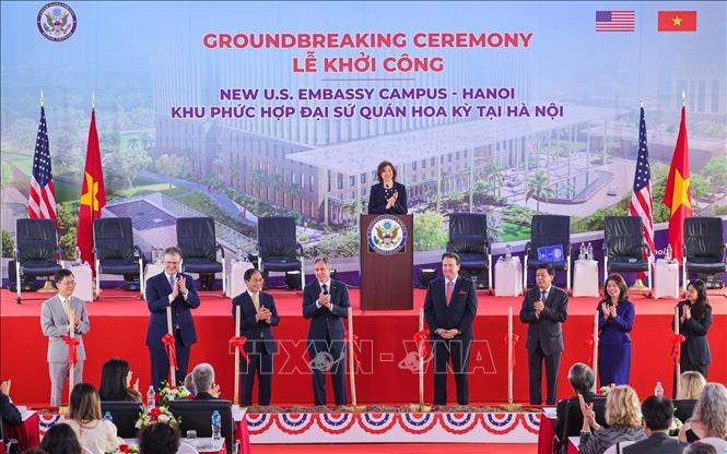Vietnamese FM Bui Thanh Son, US Secretary of State Antony Blinken and other delegates break ground on the construction of the new US Embassy. VNA Photo: Lê Minh Sơn 