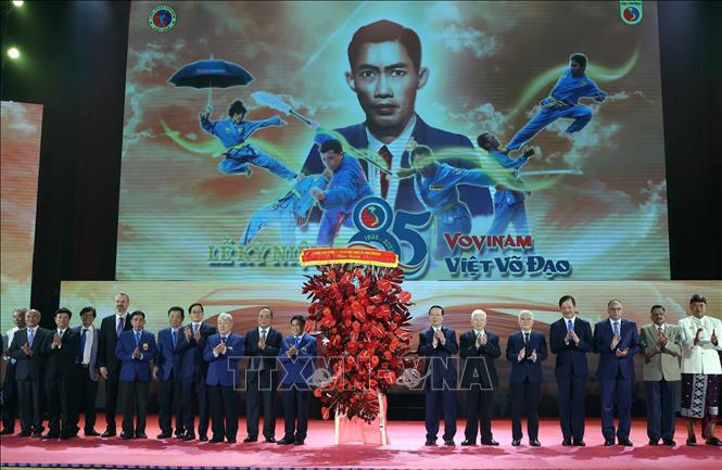 President Vo Van Thuong congratulates the Vovinam masters. VNA Photo: Thống Nhất 