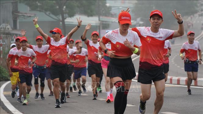 Các vận động viên tham gia Chương trình chạy đồng hành vì “Bình yên biên giới”.
Ảnh: Hoài Nam - TTXVN