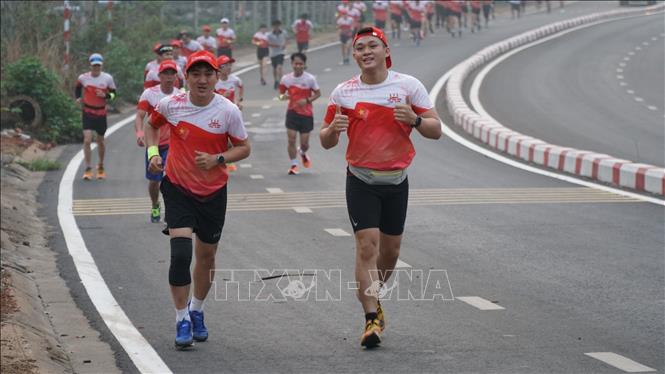 Các vận động viên tham gia Chương trình chạy đồng hành vì “Bình yên biên giới”.
Ảnh: Hoài Nam - TTXVN