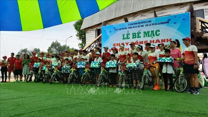 Ban tổ chức còn trao tặng quà 30 suất quà gồm: xe đạp và dụng cụ học tập cho học sinh có hoàn cảnh khó khăn trên địa bàn huyện Ia Grai. Ảnh: Hoài Nam - TTXVN