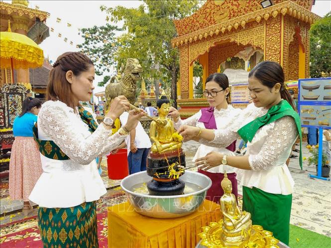 Các thiếu nữ Khmer ở tỉnh Bạc Liêu trong trang phục truyền thống thực hiện nghi lễ tắm tượng Phật. Ảnh: Thanh Liêm - TTXVN
