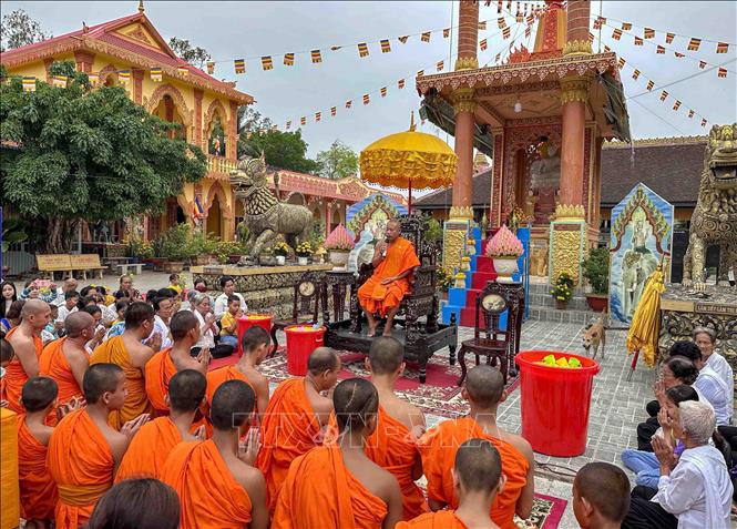 Lễ tắm Phật diễn ra trong buổi sáng ngày thứ ba của Tết Chôl Chnăm Thmây. Ảnh: Thanh Liêm - TTXVN