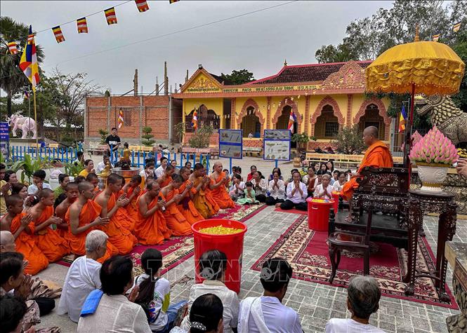 Mọi người sẽ tập trung tụng kinh và làm Lễ cầu an trước khi thực hiện nghi thức tắm Phật. Ảnh: Thanh Liêm - TTXVN
