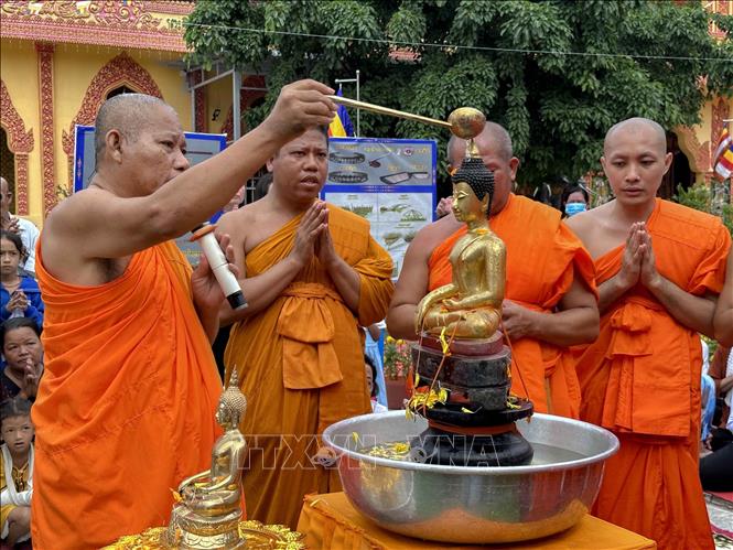 Thượng tọa Tăng Sa Vong, Phó trưởng Ban trị sự Phật giáo tỉnh Bạc Liêu, trụ trì chùa Buppharam (bên trái) là người đầu tiên thực hiện nghi thực tắm tượng Phật, sau đó lần lượt đến các vị sư và bà con phật tử. Ảnh: Thanh Liêm - TTXVN