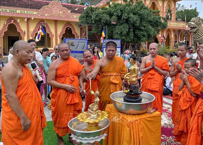 Sau sư trụ trì, lần lượt các vị sư trong chùa thực hiện nghi thức tắm tượng Phật. Ảnh: Thanh Liêm - TTXVN