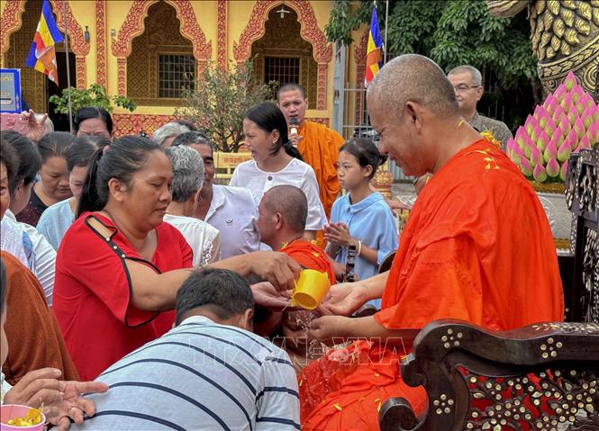 Sau nghi thức tắm Phật, các sư sãi và phật tử trong chùa tiếp tục tắm hoặc rửa tay chân cho sư trụ trì, người có công truyền đạo, dạy chữ, dạy kinh phật cho họ. Ảnh: Thanh Liêm - TTXVN