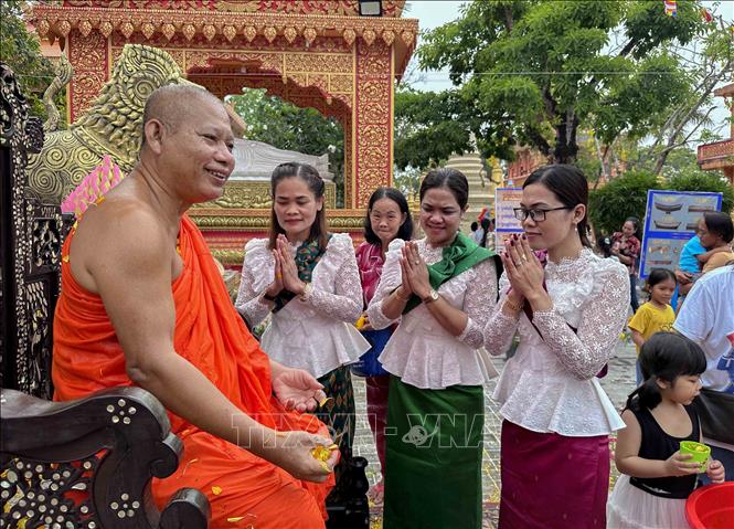 Lễ tắm Phật mang ý nghĩa để mọi người tẩy rửa sạch hết những điều không may mắn trong năm cũ để bước sang một năm mới với một thân thể mới, sạch sẽ hơn. Ảnh: Thanh Liêm - TTXVN