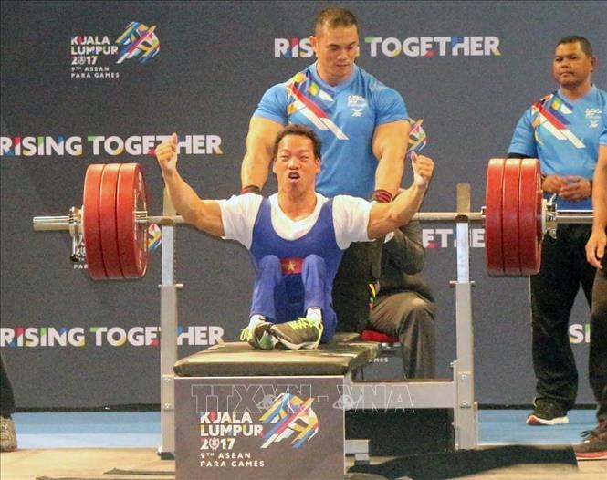 VĐV cử tạ Lê Văn Công ăn mừng sau khi xuất sắc giành huy chương Vàng và lập kỷ lục mới hạng cân 49kg tại ASEAN Para Games 2017 ở Malaysia. Ảnh: Hoàng Nhương - TTXVN