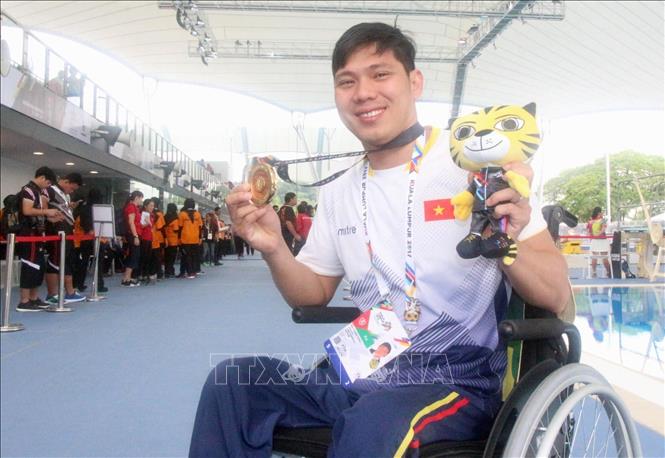 VĐV Võ Thanh Tùng lập kỷ lục mới tại ASEAN Para Games 2017 ở nội dung bơi 200 mét nam hạng thương tật S5. Đây là lần đầu tiên Việt Nam có được HCV ở nội dung này. Ảnh: TTXVN
