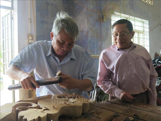 Hội Người khuyết tật huyện Diên Khánh (Khánh Hòa) tổ chức nhiều lớp dạy nghề, tạo việc làm; đồng thời trợ giúp kinh phí tạo việc làm và thực hiện nhiều công tác từ thiện… giúp gần 200 hội viên từng bước nâng cao đời sống và tự tin hòa nhập cộng đồng. Ngoài ra, Hội còn thực hiện nhiều công tác từ thiện xã hội khác. Ảnh: Phan Sáu - TTXVN