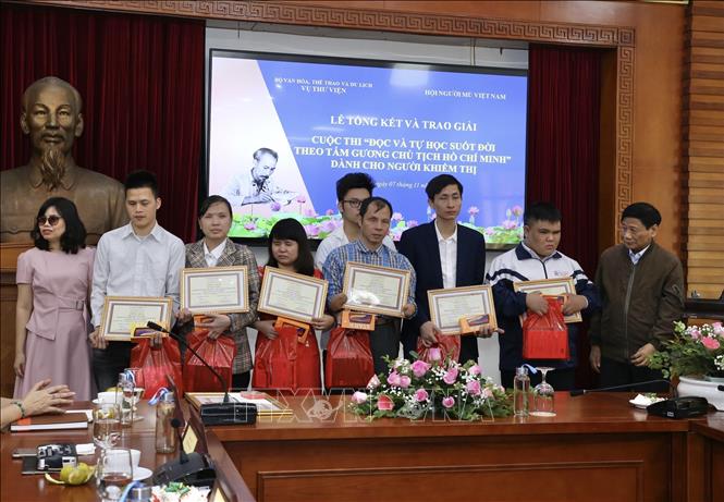 Trao giải cuộc thi “Đọc và tự học suốt đời theo tấm gương Chủ tịch Hồ Chí Minh” năm 2020 dành cho người khiếm thị. Ảnh: Hoàng Hiếu - TTXVN