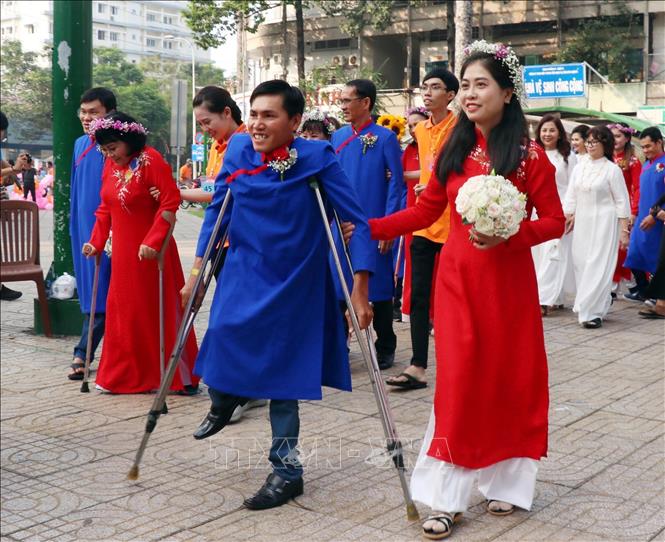 Niềm hạnh phúc của những cặp vợ chồng khuyết tật trong lễ cưới tập thể cho 50 cặp vợ chồng người khuyết tật có hoàn cảnh khó khăn ở Thành phố Hồ Chí Minh và các địa phương phía Nam (27/12/2019). Ảnh: Xuân Khu - TTXVN