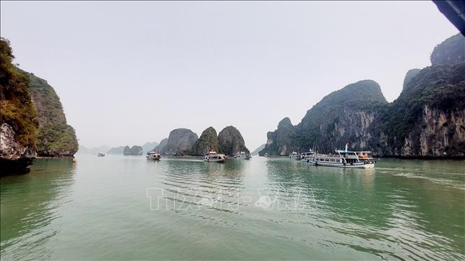 Trong ảnh: Vịnh Hạ Long ngày 16/4 đã giảm đáng kể lượng phao xốp. Ảnh: Thanh Vân-TTXVN