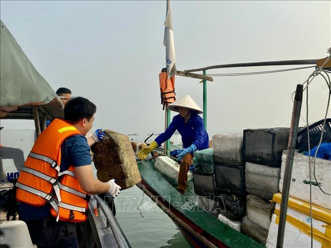 Trong ảnh: Lượng rác sau khi được thu gom sẽ được đưa lên bờ tập kết xử lý. Ảnh: Thanh Vân-TTXVN