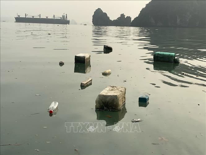 Trong ảnh: Phao xốp và các loại rác trôi nổi trên vịnh Hạ Long đã giảm hơn những ngày trước đây nhiều do địa phương này quyết liệt ra quân làm sạch. Ảnh: Thanh Vân-TTXVN