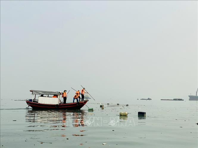 Trong ảnh:Sau khi thu gom, phao xốp sẽ được chuyển sang tàu của Công ty Cổ phần cây xanh công viên Quảng Ninh. Ảnh: Thanh Vân-TTXVN