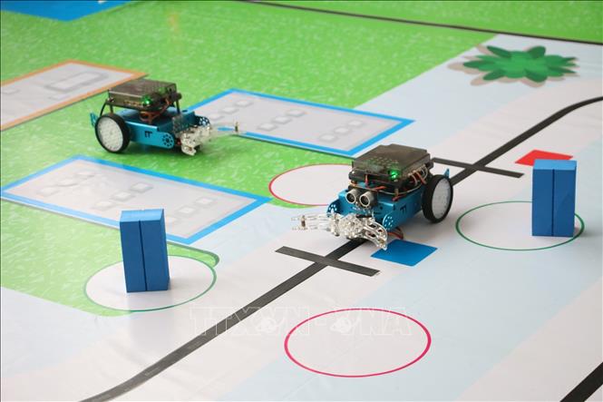 Các robocon của đội thi tranh tài tại Hội thi Sản phẩm sáng tạo và Robocon tỉnh Bến Tre lần 4, với chủ đề “Chuyển đổi số trong học sinh, sinh viên”. Ảnh: Chương Đài - TTXVN