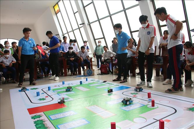 Các đội thi tranh tài tại Hội thi Sản phẩm sáng tạo và Robocon tỉnh Bến Tre lần 4, với chủ đề “Chuyển đổi số trong học sinh, sinh viên”. Ảnh: Chương Đài - TTXVN