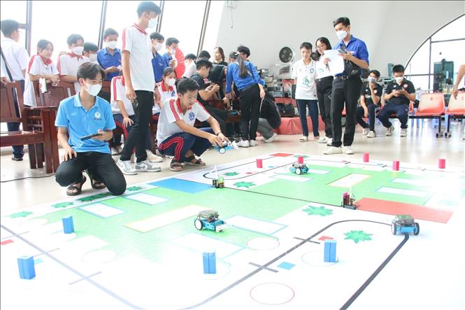 Các đội thi tranh tài tại Hội thi Sản phẩm sáng tạo và Robocon tỉnh Bến Tre lần 4, với chủ đề “Chuyển đổi số trong học sinh, sinh viên”. Ảnh: Chương Đài - TTXVN