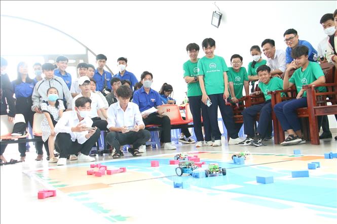 Các đội thi tranh tài tại Hội thi Sản phẩm sáng tạo và Robocon tỉnh Bến Tre lần 4, với chủ đề “Chuyển đổi số trong học sinh, sinh viên”. Ảnh: Chương Đài - TTXVN