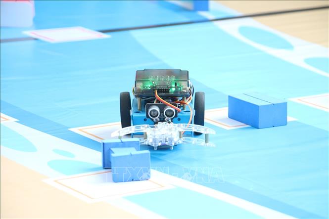 Các robocon của đội thi tranh tài tại Hội thi Sản phẩm sáng tạo và Robocon tỉnh Bến Tre lần 4, với chủ đề “Chuyển đổi số trong học sinh, sinh viên”. Ảnh: Chương Đài - TTXVN