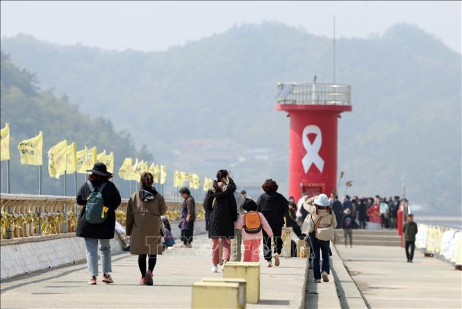 Người dân tập trung tại Cảng Paengmok trong lễ tưởng niệm các nạn nhân trong vụ chìm phà Sewol 9 năm trước ngày 16/4/2023. Ảnh: YONHAP/TTXVN