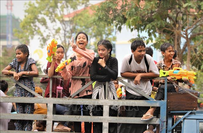 Trẻ em Campuchia với nét đẹp hồn nhiên trong những ngày vui Tết cổ truyền năm 2023 trong khuôn khổ sự kiện Sangkran Wat Phnom. Ảnh: Huỳnh Thảo - P/v TTXVN tại Campuchia