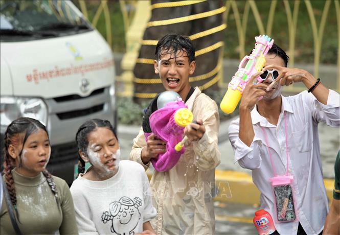 Các bạn trẻ Campuchia hào hứng tham gia các hoạt động trong khuôn khổ sự kiện Sangkran Wat Phnom ở thủ đô Phnom Penh (Vương quốc Campuchia) trong dịp Tết cổ truyền năm 2023. Ảnh: Huỳnh Thảo - P/v TTXVN tại Campuchia