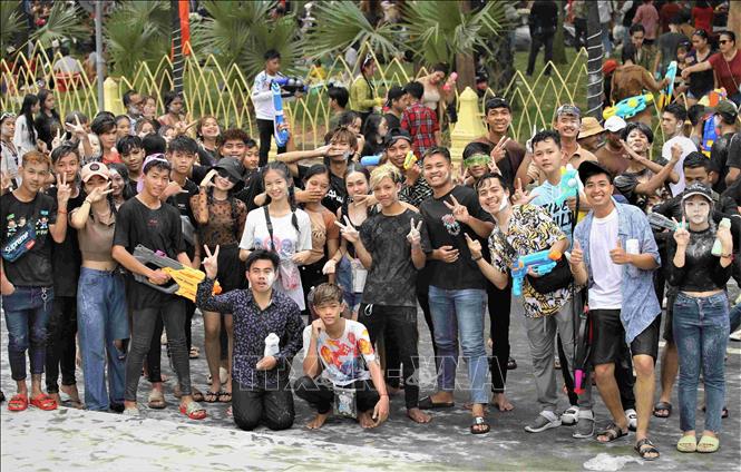 Các bạn trẻ Campuchia hào hứng tham gia các hoạt động trong khuôn khổ sự kiện Sangkran Wat Phnom ở thủ đô Phnom Penh (Vương quốc Campuchia) trong dịp Tết cổ truyền năm 2023. Ảnh: Huỳnh Thảo - P/v TTXVN tại Campuchia