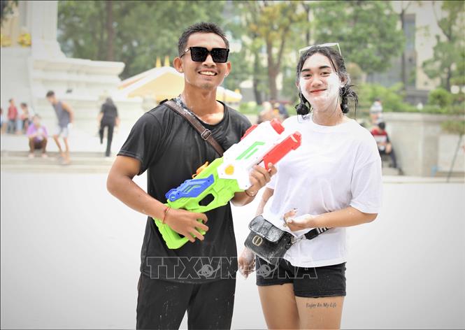 Các bạn trẻ Campuchia hào hứng tham gia các hoạt động trong khuôn khổ sự kiện Sangkran Wat Phnom ở thủ đô Phnom Penh (Vương quốc Campuchia) trong dịp Tết cổ truyền năm 2023. Ảnh: Huỳnh Thảo - P/v TTXVN tại Campuchia